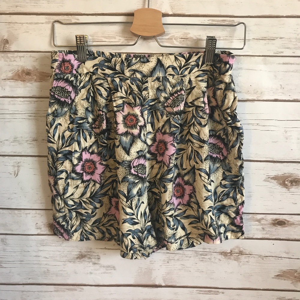 H & M High Waisted Floral Shorts Size 8